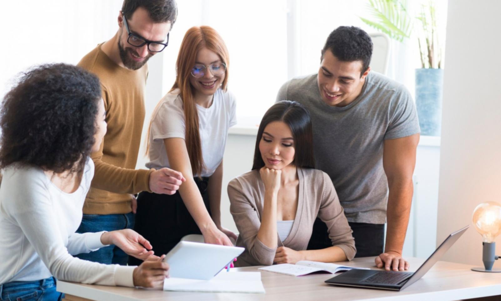 Consultation financière professionnelle avec documents et calculatrice